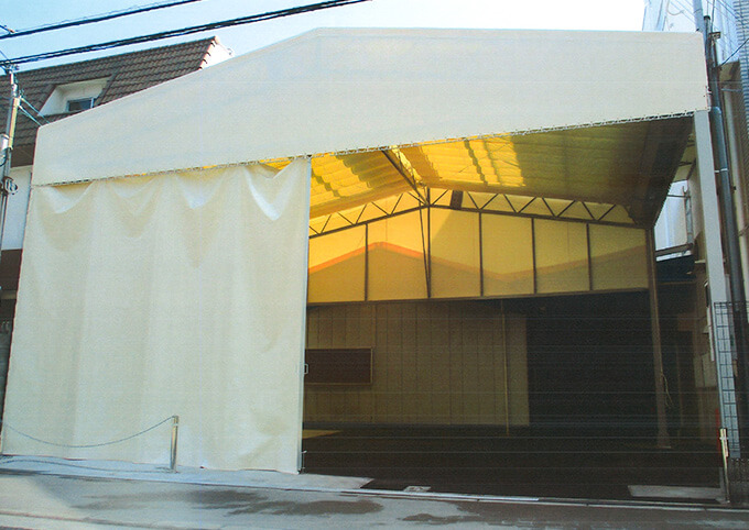 屋根開閉型カーテン式テント倉庫バージョン1
