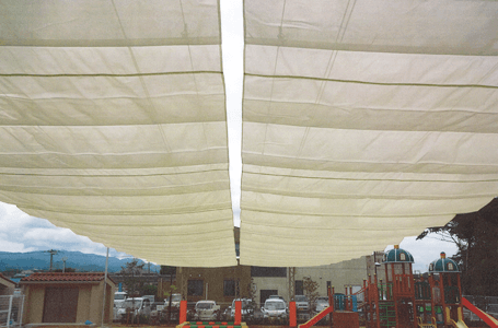 幼稚園での大型テントの施工例